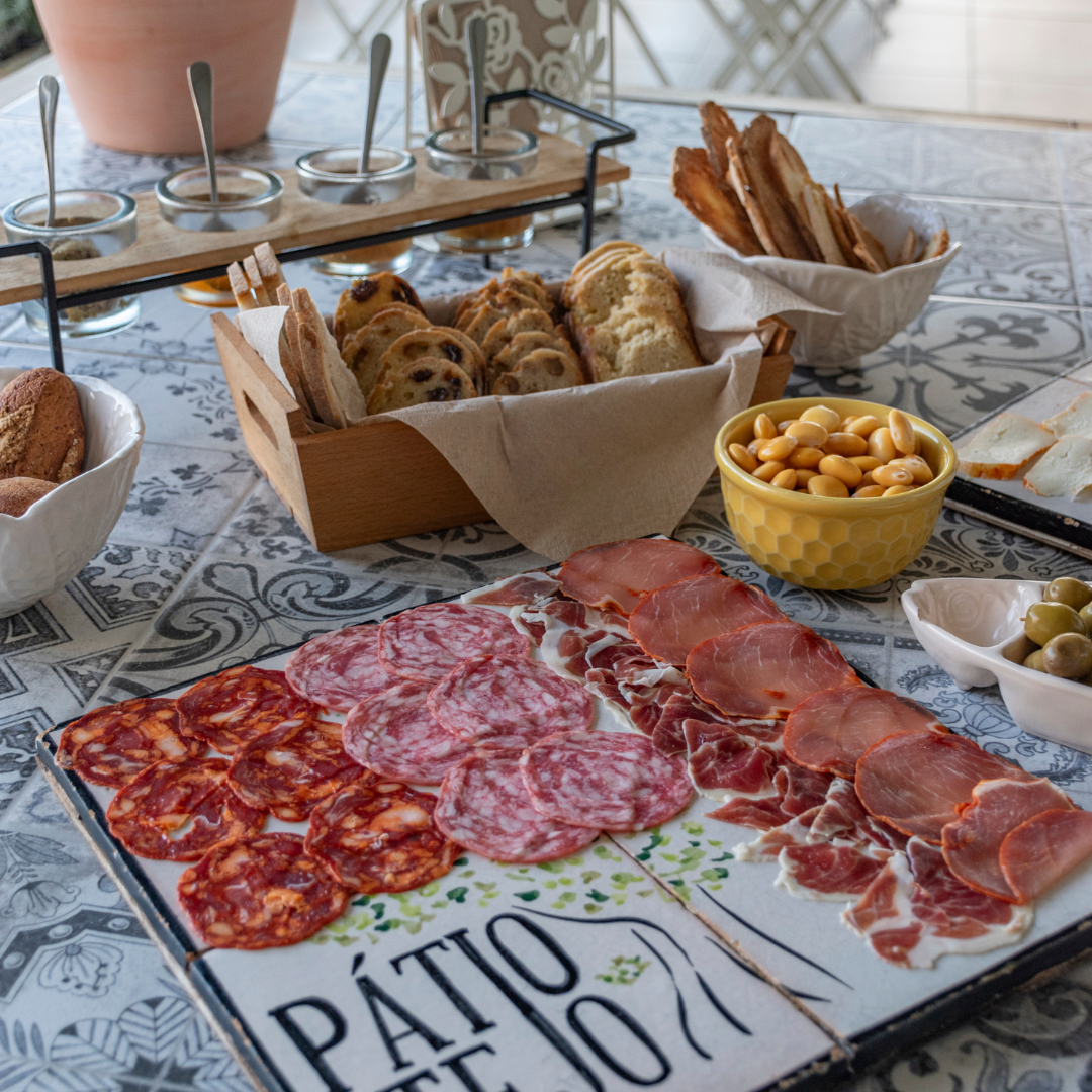 Caixa - Oferta  •  P/ 2 PESSOAS • Tapas e Petiscos & Breve Experiência a Cavalo