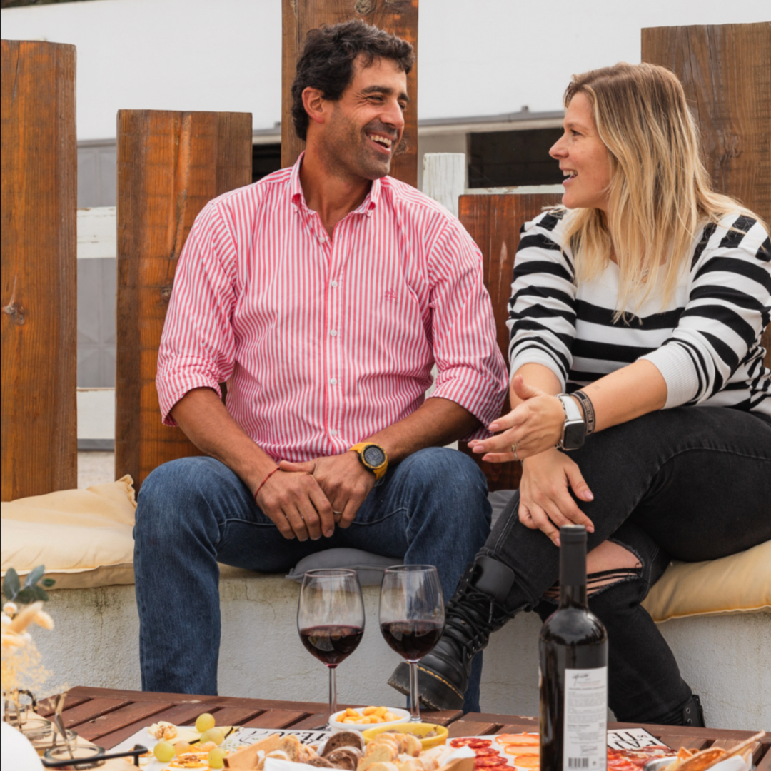 Caixa - Oferta  •  P/ 2 PESSOAS • Tapas e Petiscos & Breve Experiência a Cavalo