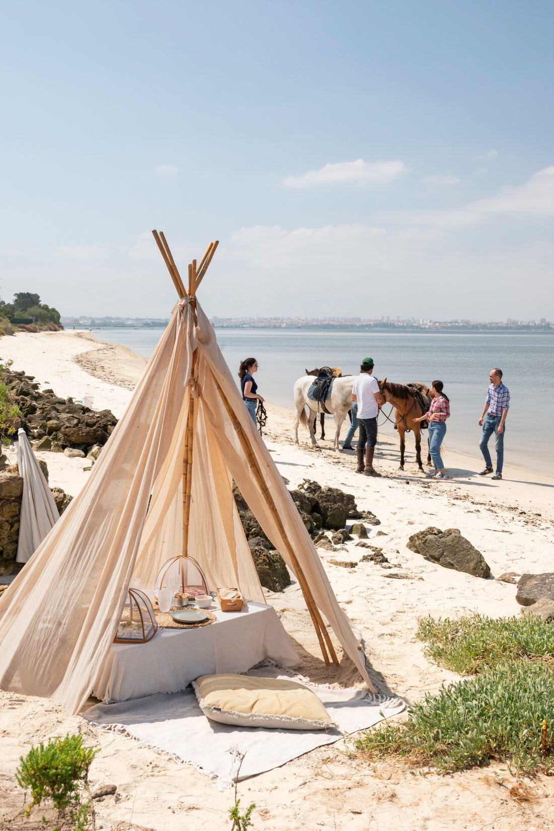 Passeio a cavalo privado e piquenique na praia • 3h 30min • A partir dos 12 anos