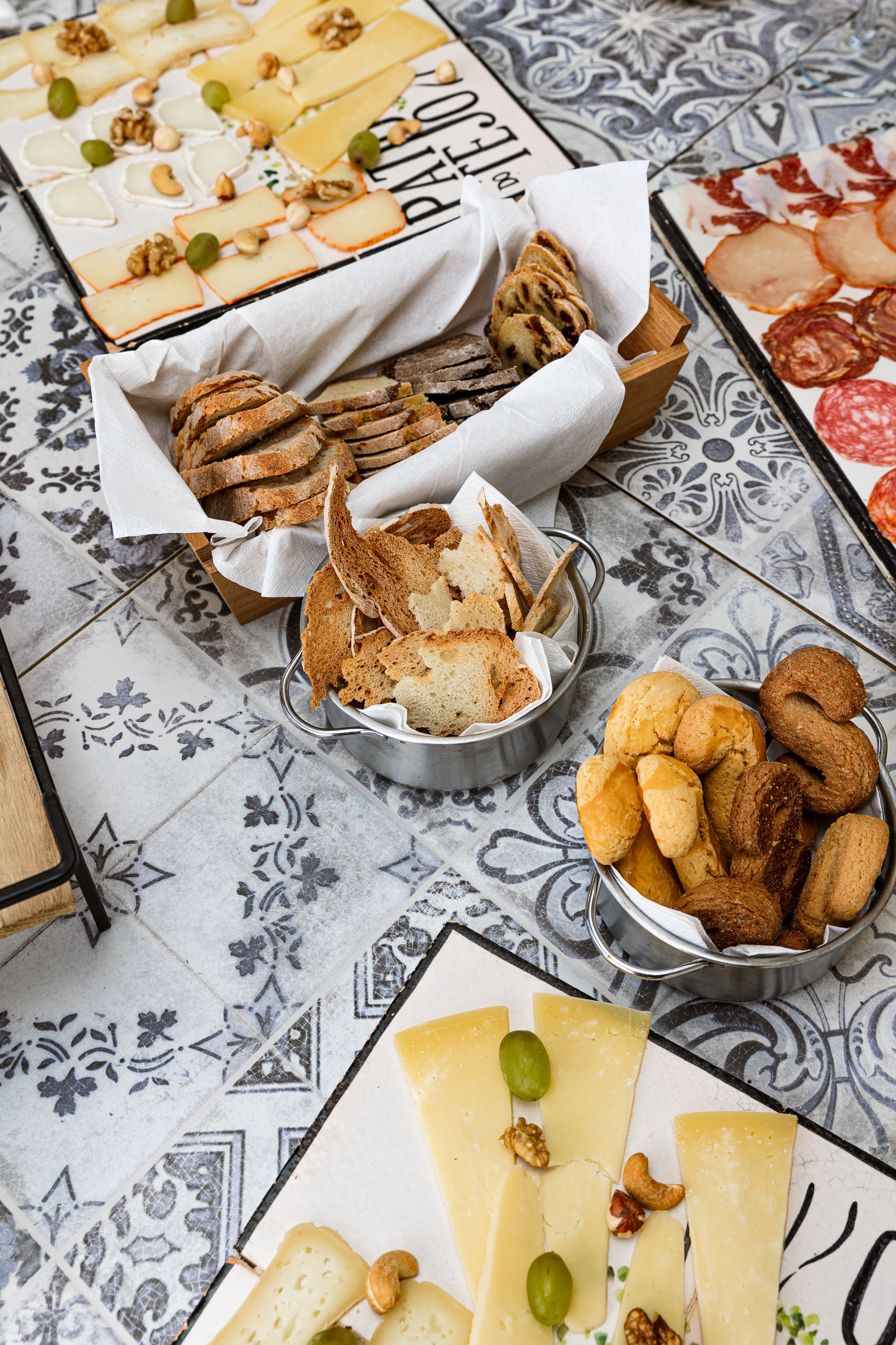 Caixa - Oferta • P/ 2 PESSOAS • Tapas e Petiscos & Breve Experiência a Cavalo