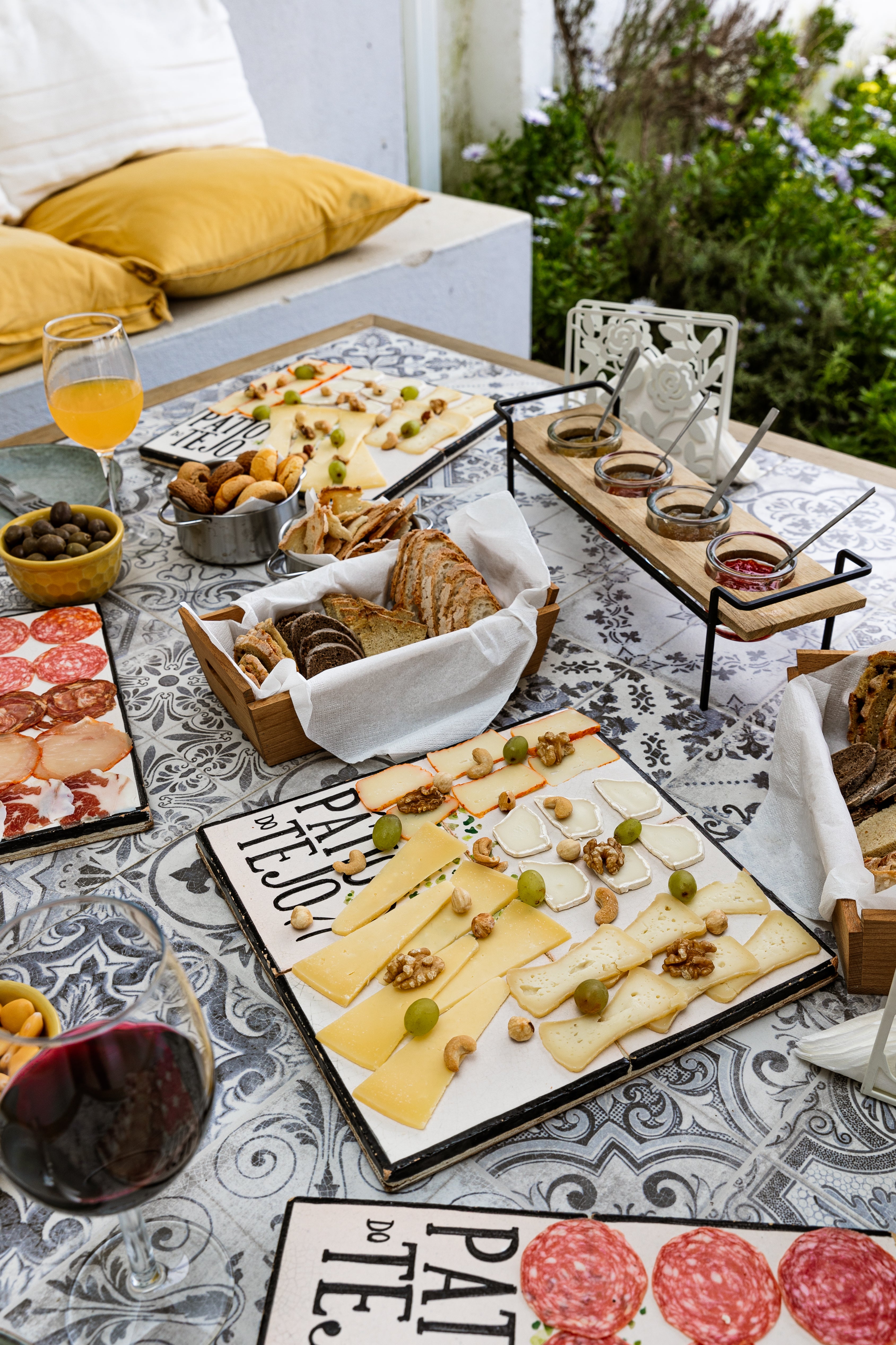 Caixa - Oferta • P/ 2 PESSOAS • Tapas e Petiscos & Breve Experiência a Cavalo