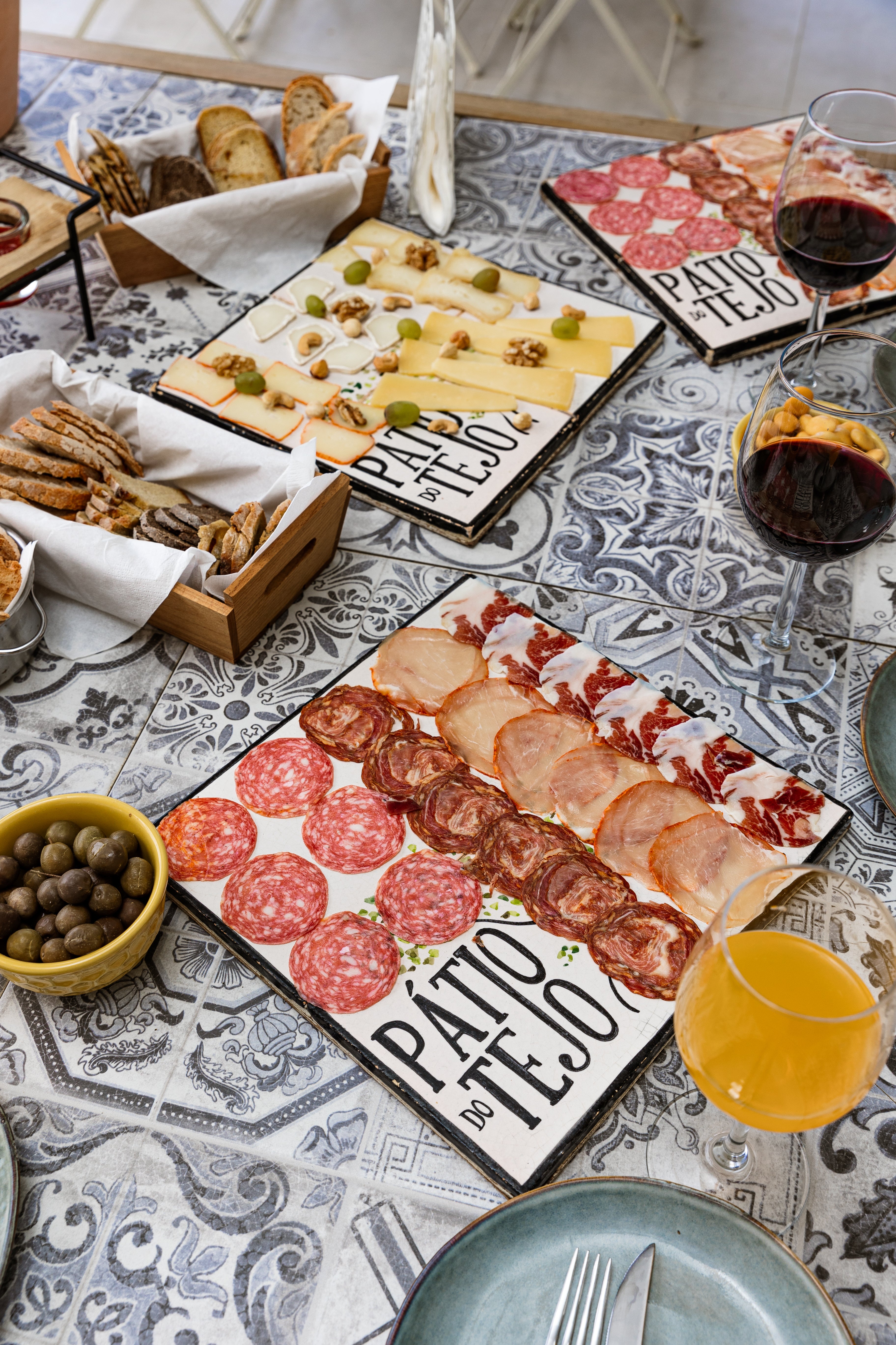 Caixa - Oferta • P/ 2 PESSOAS • Tapas e Petiscos & Breve Experiência a Cavalo