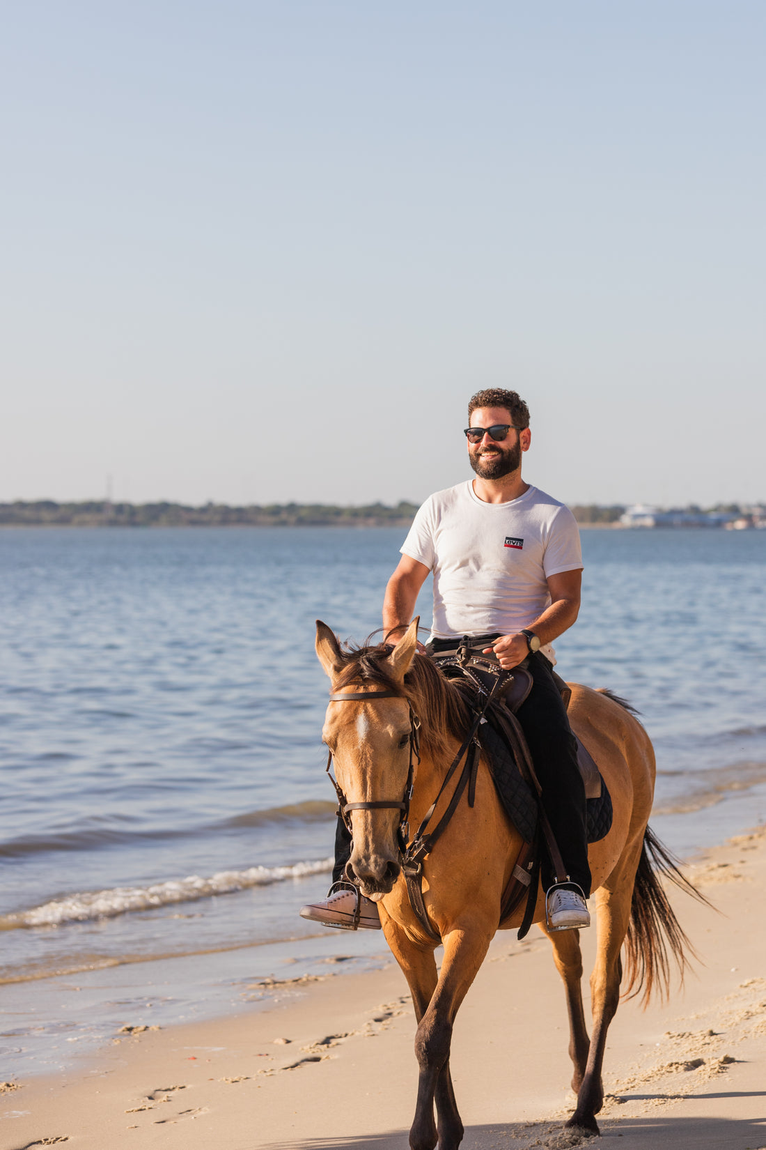 Passeio a Cavalo na Praia Pôr-Do-Sol • 1h 30min • A partir dos 12 anos